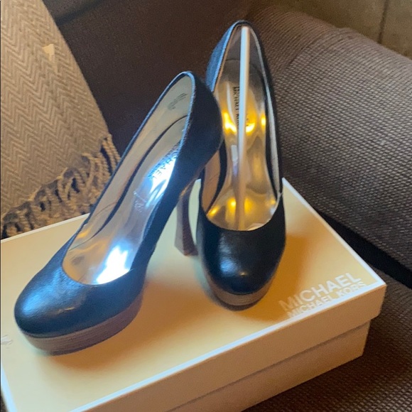 Michael Kors Belinda Pump - Picture 5 of 5